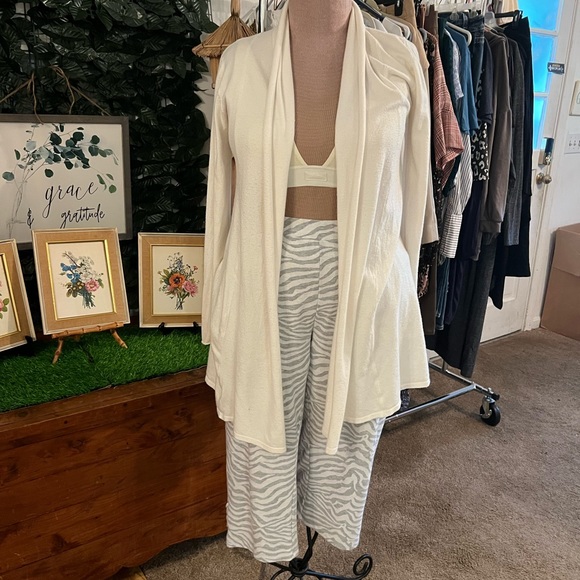 Chico's Weekends Capri Pants Chico's Size 3 Gray/White Zebra Print - Picture 5 of 9